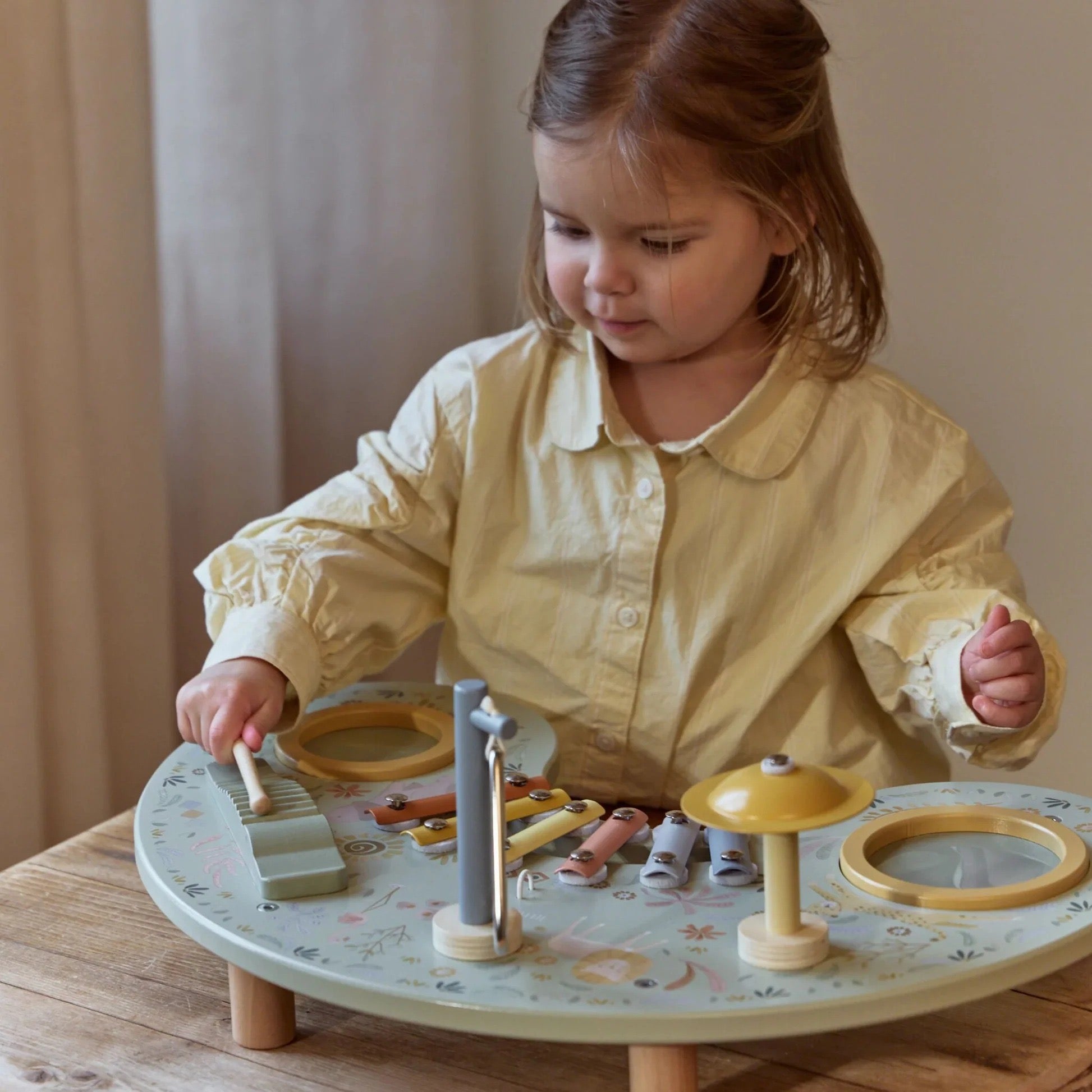Child playing the Little Dutch Safari Friends Music Table